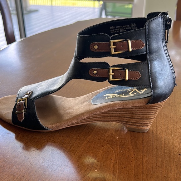 A2 Aerosoles black mayflower Wedge sandal with brown buckle accents back zipper - Picture 4 of 9